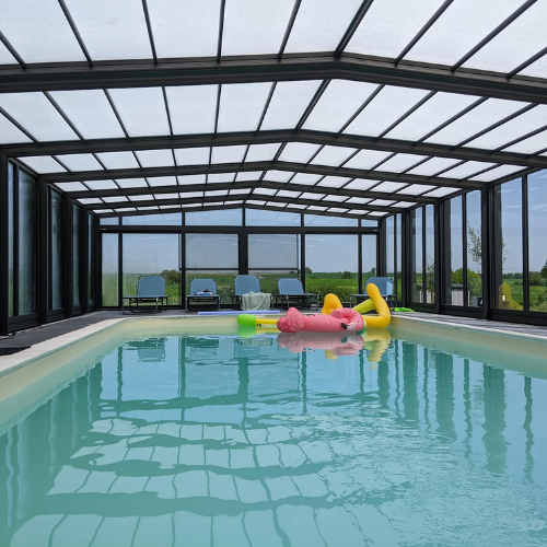 piscine couverte et chaufféee du pre en bulle